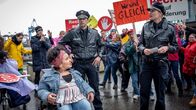 Notruf Hafenkante – Melanie (Sanna Englund, r.) und Mattes (Matthias Schloo, 2.v.l.) müssen zu einer unangemeldeten Demo, die von der Aktivistin Cora Liberti (Kübra Sekin, l.) organisiert wurde. (Rest: Komparsen).