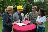 Löwenzahn – Hagen junior (Edin Hasanovic, M.) plant große Veränderungen für den Elchwinkel, von denen Fritz Fuchs (Guido Hammesfahr) und Yasemin (Sanam Afrashteh) überhaupt nicht begeistert sind.