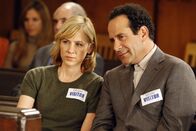 Monk – Monk (Tony Shalhoub) und Natalie (Traylor Howard) verfolgen gespannt die Abstimmung im Stadtrat, bei der es um den Abriss des Parkhauses geht, in dem Monks Frau Trudy gestorben ist.