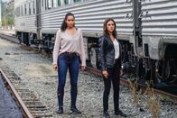Charmed – Macy Vaughn (Madeleine Mantock, l.); Abigael (Poppy Drayton, r.)