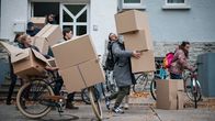 Schloss Einstein – Plötzlich muss alles ganz schnell gehen und die Schüler brechen zu ihrem geheimen Plan C auf. (v.l.n.r.: Luna Kuse, Sinan El Sayed, Fridolin Sommerfeld, Madeleine Haas)