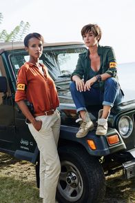 Deadly Tropics – Die temperamentvolle Gaëlle Crivelli (Beatrice de la Boulaye, r.) muss lernen, dass sie von nun an keine Alleingänge mehr machen darf. Ihre neue Vorgesetze Mélissa Sainte-Rose (Sonia Rolland, l.) hat immer ein Auge auf sie.