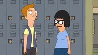 Bob's Burgers – Tina (r.) wartet sehnsüchtig auf eine Antwort von Jimmy Jr. (l.). Sie hat ihn zum Schulball eingeladen. Doch er kann sich nicht entscheiden ...