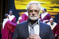 Perfect Harmony – Arthur Cochran (Bradley Whitford)