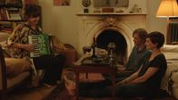 Song One – (v.l.n.r.) Karen (Mary Steenburgen); James (Johnny Flynn); Franny (Anne Hathaway)