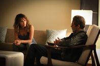 Extant – Was passiert mit Molly (Halle Berry, l.) und JD (Jeffrey Dean Morgan, r.), nachdem das Militär sie zusammen mit dem Alien angetroffen hat?