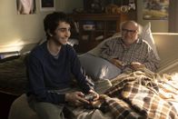 Jumanji: The Next Level – Spencer (Alex Wolff, l.) versteht sich prächtig mit seinem Großvater Eddie (Danny DeVito, r.).