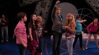 iCarly – Vorne, v.li.: Freddie Benson (Nathan Kress), Carly Shay (Miranda Cosgrove), Sam Puckett (Jennette McCurdy), Leslie (Jeff Lorch), Ginger Fox (Betsy Rue)