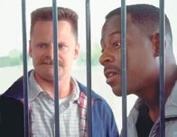 National Security – Der Polizist Hank (Steve Zahn, l.) wird entlassen, außerdem für sechs Monate ins Gefängnis gesteckt und von seiner Freundin verlassen, weil er für schuldig befunden wird, bei einer Routinekontrolle Earl (Martin Lawrence, r.) verprügelt zu haben. Dabei wollte der Polizist den allergischen Earl nur vor einem Bienenstich bewahren. Natürlich hätte Earl vor Gericht das Missverständnis aufklären können ...