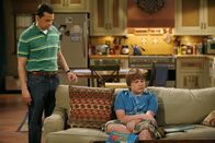 Two and a Half Men – Alan Harper (Jon Cryer, l.): Jake Harper (Angus T. Jones, r.)