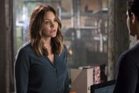 Scorpion – Als eine britische Agentin bei ihnen auftaucht, hat Paige (Katharine McPhee) kein gutes Gefühl. Hat Gemma wirklich etwas zu verbergen oder lässt sich Paige von ihren Gefühlen täuschen?