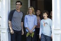 Modern Family – v.li.: Phil Dunphy (Ty Burrell), Claire Dunphy (Julie Bowen), Haley Dunphy (Sarah Hyland), Luke Dunphy (Nolan Gould), Alex Dunphy (Ariel Winter).