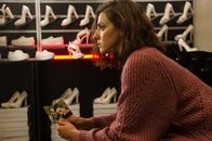 SOKO Stuttgart – Als Samira Akar (Seyneb Saleh) erfährt, dass ihr Geliebter ein Nazi war, ist sie schockiert. Darauf wäre sie nie gekommen.