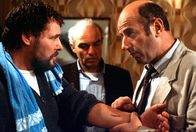 Tatort – Welches zwielichtige Spiel treibt Husemann (Rüdiger Bahr, links), Hauswart und Mädchen für alles im Parkhotel Rheese, der trotz Ausgangssperre nachts das Haus verlässt? Er wird sich von den Komissaren Stöver (Manfred Krug, rechts) und Brockmöller (Charles Brauer) manche Frage gefallen lassen müssen, als er nachts völlig durchnässt und verletzt zurückkehrt.