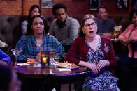 Call Me Kat – Randi (Kyla Pratt, l.); Kat (Mayim Bialik, r.)