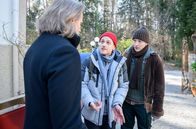 Sturm der Liebe – Max (Stefan Hartmann, M.) lässt die Sorge um Vanessa nicht los und er erzählt Michael (Erich Altenkopf, l.) und Gerry (Johannes Huth, r.) von seinem Plan sie zu suchen.
