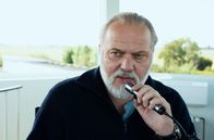Die Küstenpiloten – Hauke (Jan-Gregor Kremp) hat das Sagen auf seinem Flugplatz.; ARD Degeto DIE KÜSTENPILOTEN - KLEINE SCHWESTER, GROSSER BRUDER Uhr im ERSTEN. Hauke (Jan-Gregor Kremp) hat das Sagen auf seinem Flugplatz.