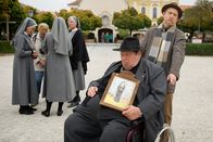 Pfarrer Braun – ARD PFARRER BRAUN: BRAUNS HEIMKEHR, Deutschland 2014, Regie Wolfgang F. Henschel Uhr im Ersten Pfarrer Braun (Ottfried Fischer) und Geiger (Peter Heinrich Brix).