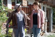 Der Bergdoktor – Anne (Ines Lutz, r.) schlägt Lisbeth (Monika Baumgartner, l.) vor, dass sie sich ein Zimmer nehmen könnte, damit Martin auf dem Gruberhof bleiben kann.
