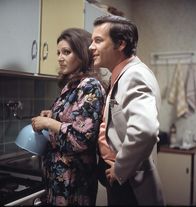 Tatort – Friedas (Louise Martini) Freund und Beschützer Franz Ziehsl (Walter Kohut) hat Martha und das Kind sofort erkannt, denn er hat die Polizeifahndung gehört. Er will keinen Ärger mit der Polizei, überlegt aber auch sofort, wie er aus Marthas Lage Vorteil schlagen könnte.
