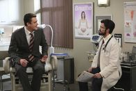 How I Met Your Mother – Während Robin mit ihrem neuen Job beginnt, suchen Lily und Marshall (Jason Segel, l.) einen Spezialisten (Neil Patrick Harris, r.) auf, der ihnen behilflich sein soll, endlich ein Baby zu bekommen. Dort erleben sie eine Überraschung ...