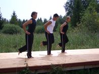 Tele-Gym – Johanna Fellners Fitness-Team demonstriert spezielle Rückenübungen. Von links: Andreas Graf, Clemens Heinle und Matthias Möller.