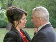 In aller Freundschaft – MDR Fernsehen IN ALLER FREUNDSCHAFT FOLGE 209, "Um jeden Preis" Uhr. Zwischen Dr. Elena Eichhorn (Cheryl Shepard) und Dr. Bernhard Kluge (Robert Giggenbach) entwickelt sich ein Flirt, wobei es jedoch bei einem leidenschaftlichem Kuss bleibt.