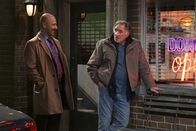 Superior Donuts – Lässt sich Arthur (Judd Hirsch, r.) in einem schwachen Moment tatsächlich von Fawz (Maz Jobrani, l.) einwickeln und unterschreibt den Kaufvertrag?