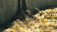 World War Z – Jerusalem hatte sich mit einer Mauer geschützt, doch - vom Lärm der Stadt angezogen - stürmt eine Übermacht von Zombies die mächtigen Wälle.