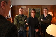 Herr und Frau Bulle – Die Kollegin Marx (Gisa Flake, r.) hat es tatsächlich geschafft. Yvonne Wills (Alice Dwyer, 2.v.r.) wird vom Dienst suspendiert und muss ihrem Chef Pede (Stephan Bissmeier, l.) die Dienstwaffe aushändigen. Ihr Kollege Kevin Lukowski (Tim Kalkhof, 2.v.l.) fragt sich, ob da nicht etwas anderes dahinter steckt.
