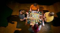 Board Games – hr-fernsehen BOARD GAMES (3), Nichts ist unschuldig, Dreiteilige Reihe von Davide Di Dio und Alisa Schmitz Uhr. Die Spielgruppe spielt das Brettspiel Terra Mystica. Dieses Bild kann für alle drei Teile verwendet werden.