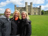 Verrückt nach Meer – Reiseleiter Bernd und die Passagierinnen Stefanie (Mitte) und Karin vor dem Leeds Castle in der Grafschaft Kent, England.
