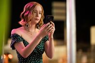 Hacks – Ava (Hannah Einbinder) versucht DJ von einer impulsiven Entscheidung abzubringen, doch als alles nichts hilft, schaltet sie Deborah per Video-Call dazu.