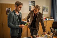 SOKO München – Dominik Morgenstern (Joscha Kiefer, l.) im Gespräch mit Stephan Allgeier (Max Müller, r.).