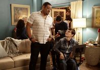 Speechless – Während JJ (Micah Fowler, r.) die Halloweenparty genießt, fühlt sich Kenneth (Cedric Yarbrough, l.) nicht ganz so wohl dort ...
