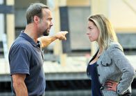 ... und dann kam Wanda – Karlheinz (Hannes Jaenicke) und Wanda (Karolina Lodyga) haben Meinungsverschiedenheiten.