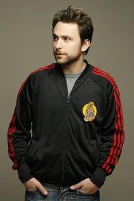 It's Always Sunny in Philadelphia – (3. Staffel) - Charlie Kelly (Charlie Day) ist ebenfalls Mitbesitzer des Paddy's und seit seiner Kindheit mit Mac befreundet ...