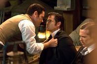 Murdoch Mysteries – Cullen (Vincent Walsh, l.) verliert die Geduld mit Detective Murdoch (Yannick Bisson, M.).