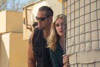 Eruption: LA – L-R: Serge (Matthew Willig) und Kat Rivers(Lexi Johnson)