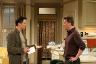 Friends – Joey (Matt LeBlanc, l.) ist stinksauer, nachdem er raus gefunden hat, dass Chandler (Matthew Perry, r.) ihn derart belogen hat ...