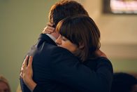Normal People – Marianne (Daisy Edgar-Jones) ist in dieser schweren Zeit für Connell (Paul Mescal) da. Als sich die beiden wiedersehen, hat Marianne Connell etwas wichtiges zu sagen.