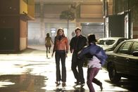 Castle – Kate Beckett (Stana Katic, l.) glaubt eigentlich im Gegensatz zu Richard Castle (Nathan Fillion, 2.v.r.) nicht an Zombies, doch dann werden die beiden plötzlich von Untoten umzingelt ...