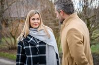 Sturm der Liebe – Erik (Sven Waasner, r.) und Yvonne (Tanja Lanäus, l.) wollen beide nur das Beste für Josie.