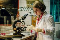 Charité – Dr. Ella Wendt (Nina Gummich) weiß um den aussichtslosen Zustand ihrer Krebspatientin.
