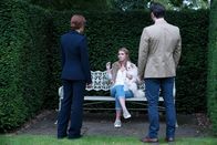 Close - Dem Feind zu nah – Zoe (Sophie Nélisse, M.) bekommt Leibwächterin Sam (Noomi Rapace, l.) an die Seite gestellt. Die Erbin ist wenig erfreut.