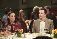 The Big Bang Theory – Sheldons (Jim Parsons, r.) Mutter Mary (Laurie Metcalf, l.) freut sich sehr darüber, dass Leonard und Penny sie bei ihrer zweiten Hochzeit dabei haben wollen. Doch Leonards Mutter Beverly macht es ihr und den anderen schwer, die Feier zu genießen ...