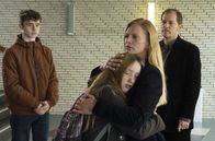 Unschuldig – Für Lasse (Yuri Völsch, v. l. n. r.) und Lena Schwarz (Ruby M. Lichtenberg) sind Marion (Anna Loos) und Uwe Mosbach (Godehard Giese) ihre „neuen“ Eltern. - Foto aus Teil 1 -