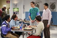 The Big Bang Theory – (v.li.): Kunal Nayyar (Rajesh Koothrappal); Johnny Galecki (Leonard Hofstadter); Jim Parsons (Sheldon Cooper); Simon Helberg (Howard Wolowitz); Robert Wu (Tam Nguyen)