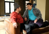 New Girl – Erinnern sich an die Anfänge im Loft: Nick (Jake Johnson, l.) und Schmidt (Max Greenfield, r.) ...