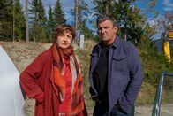 Der Bergdoktor – Daniela Peters (Despina Pajanou) und Dr. Martin Gruber (Hans Sigl) können sich den Unfall nicht erklären.